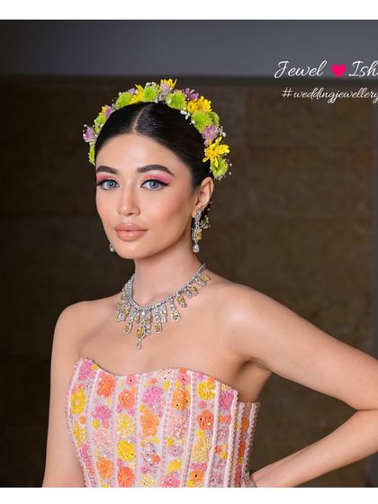 The perfect balance of a colourful outfit and elegant jewellery. This look is all about fresh, modern bridal style for a fun Mehendi party.