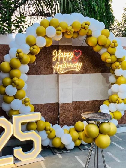 A closer look at the yellow and white 25th-anniversary balloon ring.