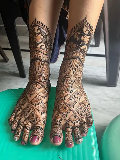 Bridal mehndi isn't just for the hands. I create equally detailed and beautiful designs for the feet, ensuring a complete and stunning bridal look. This design features dense jaal work covering the entire foot, finished with delicate floral patterns.