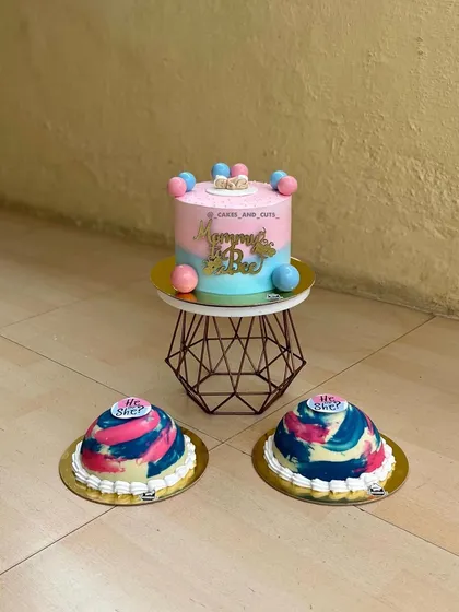 This baby shower combo includes a main "Mommy to be" cake and two matching piñata cakes, perfect for a fun gender reveal.