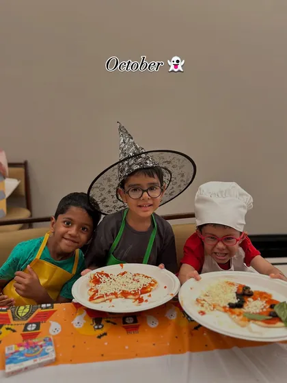 Look at these proud little witches and chefs with their spooky Halloween pizzas. It's so rewarding to see them show off what they've created themselves.