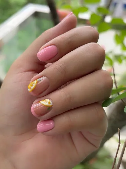 Another shot of the cute lemon-themed manicure.