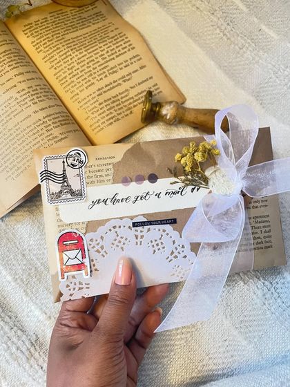 You've got mail! 💌 I love adding all the little details to make your letter feel special before it even gets opened. This one features cute stickers, a doily, dried flowers, and a delicate ribbon.