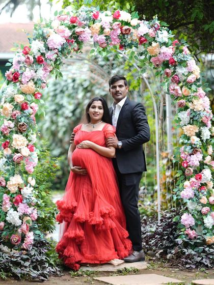 This is a classic portrait pose for an expecting couple. My rental service makes it easy to find perfectly coordinating outfits for your maternity shoot in Bangalore.