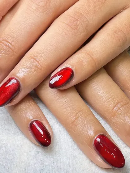 Let's turn up the heat with this fiery red cat-eye nail art. Using a special magnetic polish, I create a mesmerizing, shifting line of light that gives the nails a deep, velvety, and dimensional look that is sure to get noticed.