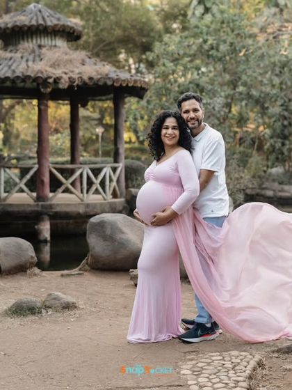 A classic pose with a beautiful backdrop. The gazebo and pond in this Mumbai park created a picturesque setting for this happy couple's maternity photo.