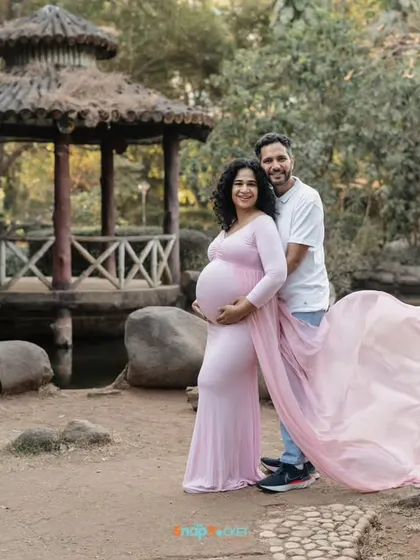 A classic pose with a beautiful backdrop. The gazebo and pond in this Mumbai park created a picturesque setting for this happy couple's maternity photo.