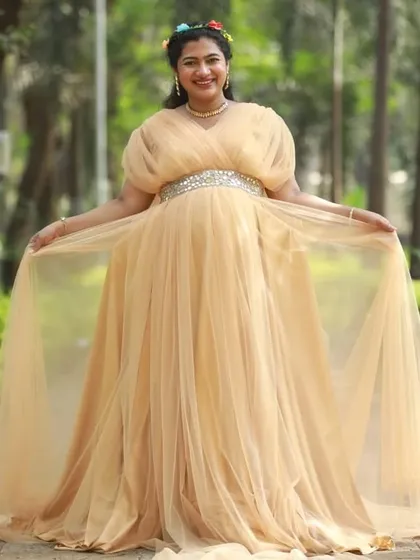 Feel like an angel in this golden maternity gown with elegant puff sleeves and a sparkling belt. It's a lightweight and comfortable option that brings a touch of glamour to your photoshoot.