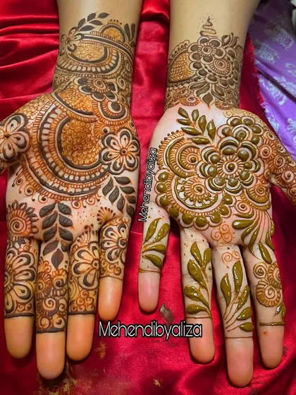 I love exploring different styles, like this beautiful Dubai-inspired henna. The bold strokes and delicate floral work create such an elegant contrast. My course covers a variety of regional styles so you can find your own unique voice.