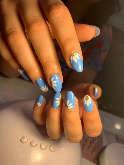 A simple and sweet floral design. This set features a sky blue base with hand-painted white daisies for a fresh and cheerful look.