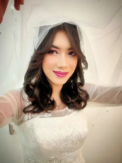 We also teach contemporary and Christian bridal makeup, focusing on soft, elegant looks. This style emphasizes natural beauty with subtle contouring, soft eye makeup, and a hairstyle that complements a veil.