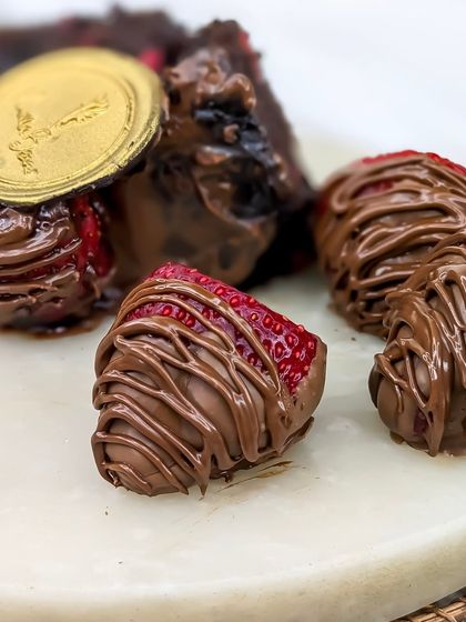 We select only the freshest, choicest strawberries, dip them in chocolate, and drizzle them with Nutella before they adorn our signature Nutella Strawberry cake.