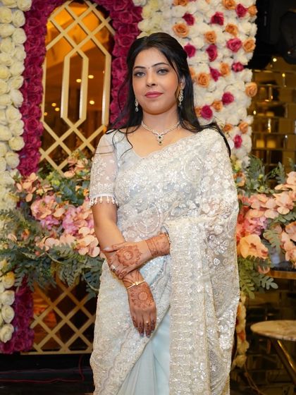 A final close-up of this elegant look.