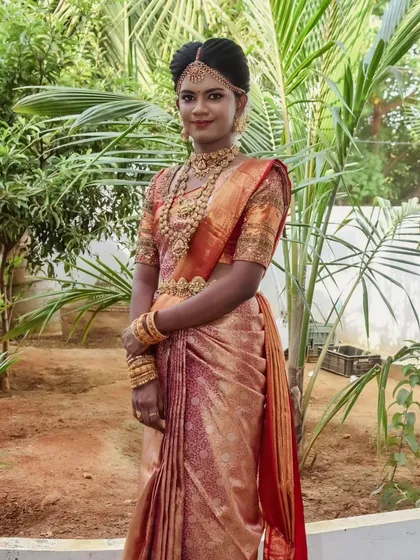 For Swapna, who came all the way from Kerala, we created a classic muhurtham look that blended her traditions with a touch of elegance. She looks absolutely regal.
