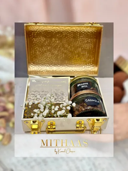 This small, sophisticated trunk in white with a hammered gold lid is perfect for a more intimate gift. It can be filled with a selection of my brownie bites and granola, making for a thoughtful and healthy present.