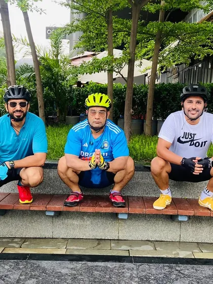 "Inko liye jab hum chale... nazare bhi humse milae." The feeling of riding through the city with your friends is unmatched.