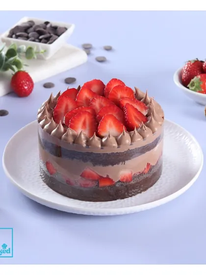 When strawberries are in season, this Chocolate Strawberry cake is a must-try. The combination of rich chocolate cake and fresh, sweet strawberries is a classic for a reason.