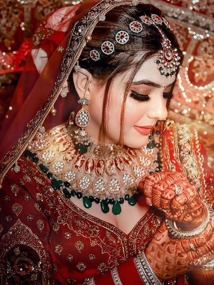 A close-up of bride Shweta, showing the intricate details of her choker and the beautiful henna on her hands.