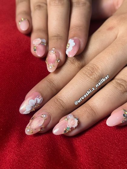 This is pure red-carpet glamour for your fingertips. I combined a soft pink base with 3D roses, hand-painted white flowers, and intricate gold frames with pearl details for a truly luxurious bridal set.