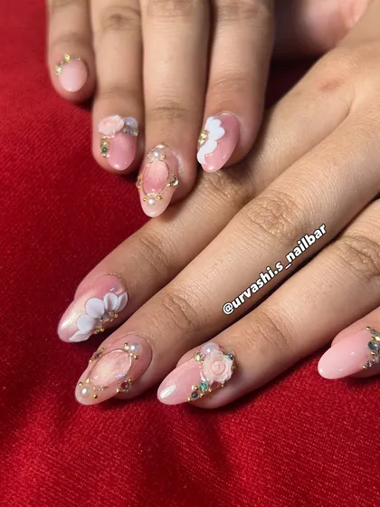 This is pure red-carpet glamour for your fingertips. I combined a soft pink base with 3D roses, hand-painted white flowers, and intricate gold frames with pearl details for a truly luxurious bridal set.