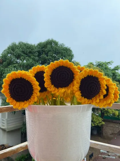 A simple and elegant sunflower bouquet in a vase.