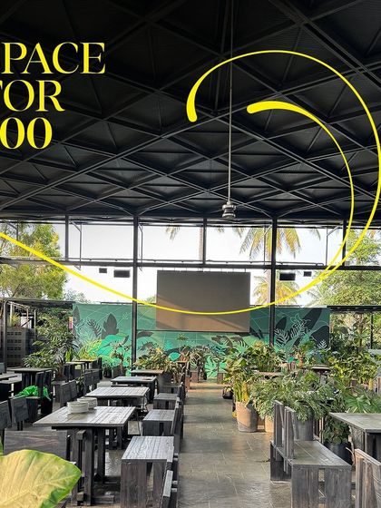 Need space for a big event? My main hall can comfortably accommodate large groups, with a layout that still feels open and connected to the outdoors. The large screen is perfect for presentations, screenings, or live sports.