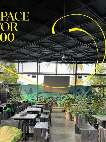 Need space for a big event? My main hall can comfortably accommodate large groups, with a layout that still feels open and connected to the outdoors. The large screen is perfect for presentations, screenings, or live sports.