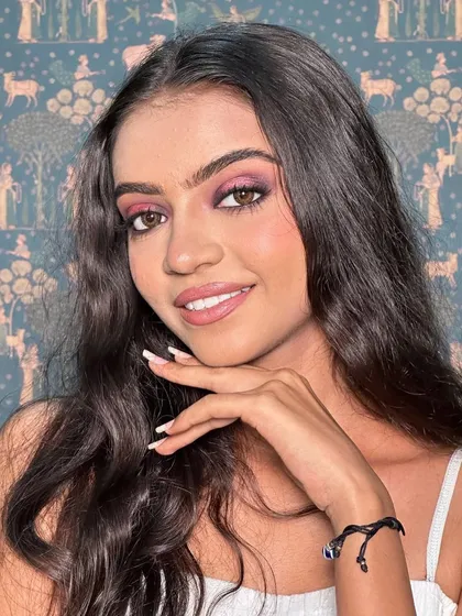 A beautiful close up of the purple and pink halo eye effect. You can see how the placement of light and dark shades makes the eyes pop.
