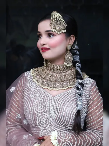 A side profile of another beautiful Walima look, this time in a soft lavender outfit.