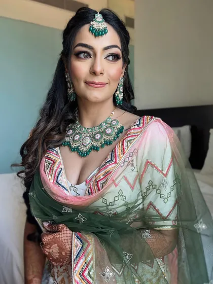 A beautiful portrait of my Mehendi bride. The soft makeup, with defined eyes and a neutral lip, looks absolutely stunning with her colorful outfit and green jewelry.