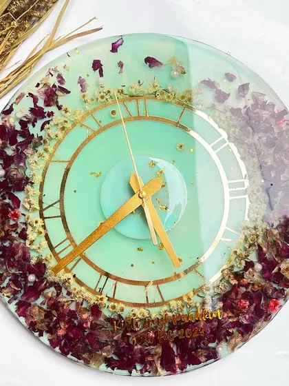 A full view of the orchid preservation clock. The arrangement of the flowers around the dial creates a beautiful and balanced design.