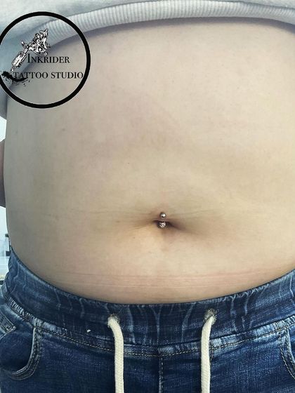 A standard belly button piercing with a simple barbell. My focus is always on a hygienic procedure and a clean result.