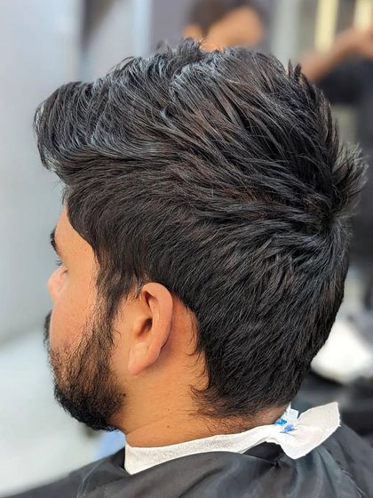 The final result of a textured haircut. This style is perfect for adding movement and volume, giving a relaxed yet put-together appearance.
