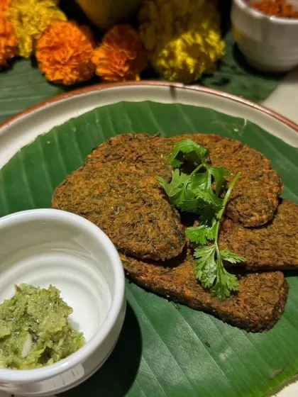 My Kothimbir Wadi, served on a fresh banana leaf with a side of spicy green thecha. This classic Maharashtrian snack is a crowd favourite at every pop-up, crispy on the outside and soft on the inside. It truly feels like ghar ka khana (home-cooked food).