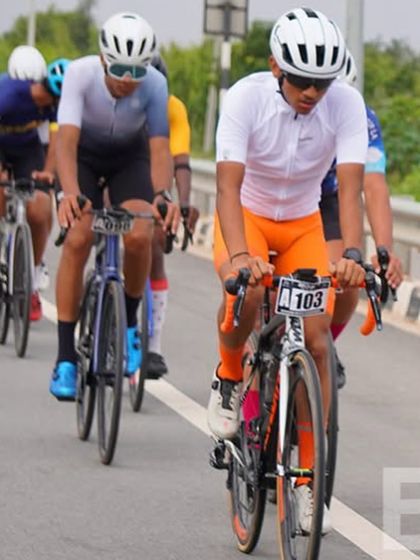 A rider in the amateur category leads the group, setting the pace. These races are a great way to measure your progress and challenge yourself.