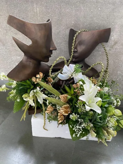 This bespoke gift hamper showcases our abstract bronze sculptures surrounded by a lush floral arrangement. It is a sophisticated and artistic gift, curated for those who appreciate design and elegance.