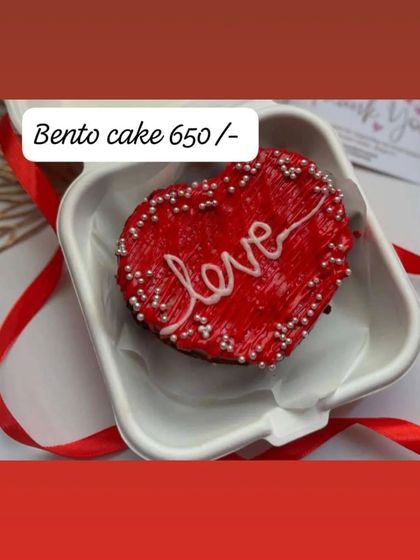 For a cute and personal Valentine's gift, I offer these heart-shaped bento cakes. This one is a rich red velvet cake with 'love' written on it, packed in a convenient single-serving box.