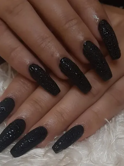 For a truly unique and textured look, these long black coffin nails feature a raised, crocodile-skin-like pattern. This is a high-fashion, avant-garde style that is sure to turn heads.