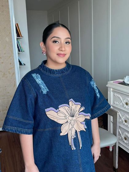 Nothing beats a clean makeup look. For this daytime event, I kept Tanvi's makeup fresh and minimal, with a soft brown liner and glowing skin.