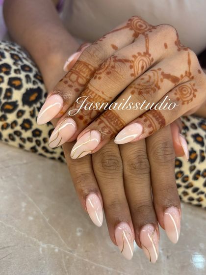 An elegant swirl design on a milky white base, paired with hands adorned with henna. This look is perfect for festive occasions.