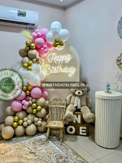 Another view of the teddy bear setup, showing the light-up number '1' and the personalized "NOE" blocks.