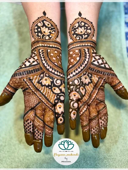 A classic backhand design with a mix of floral and paisley elements. The use of bold and fine lines gives it a rich, textured look.