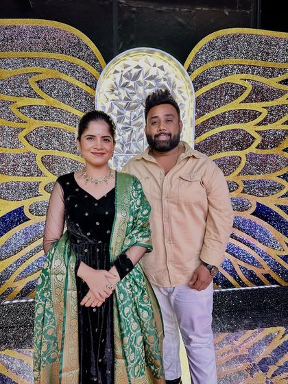 Another memorable photo from the Zee Marathi Awards, this time with Mukta Barve in a different stunning outfit.