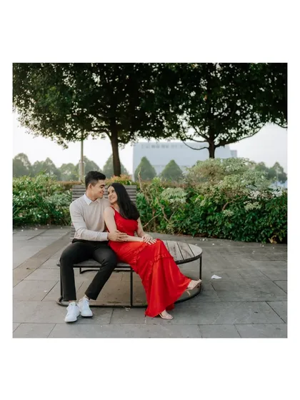 A quiet moment on a park bench during a pre-wedding shoot in Singapore. Even in a bustling city, we can find serene spots for intimate portraits.