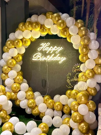 A classic and elegant full balloon ring in white and gold. The neon 'Happy Birthday' sign in the middle makes it a perfect, simple, and stylish backdrop for any birthday celebration.