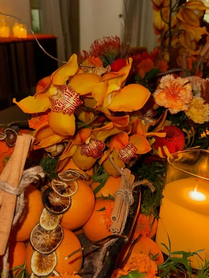 A close-up of my monochromatic orange tablescape. I love incorporating non-floral elements, so I added whole oranges, dried citrus slices, and cinnamon sticks for texture and a beautiful, spicy fragrance.
