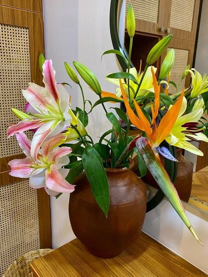 A close-up of the vibrant, fresh flowers that greet you at Swã, symbolizing the natural vitality we aim to restore.