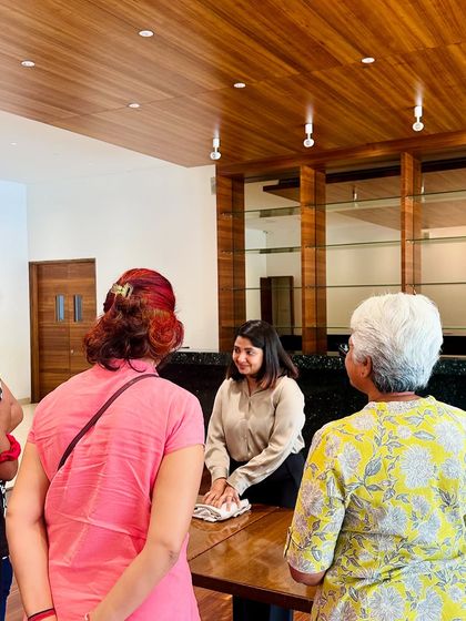 A candid moment from a recent wardrobe organization workshop. It's so rewarding to see people connect and learn together, sharing tips and motivating one another to create calmer spaces.