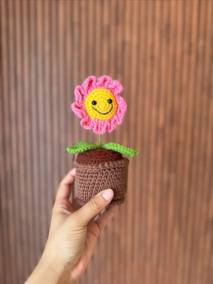 Say hello to our smiling sunflower pot! This cheerful little flower is guaranteed to brighten your day and your decor.