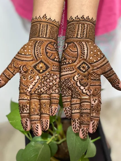 A sider mehendi with a lotus motif. The design is a beautiful blend of traditional Indian and modern Arabic styles.
